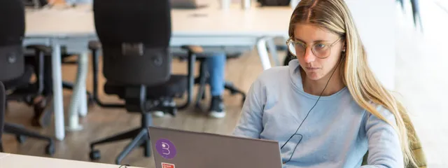 Android engineer from LATAM working at the office.