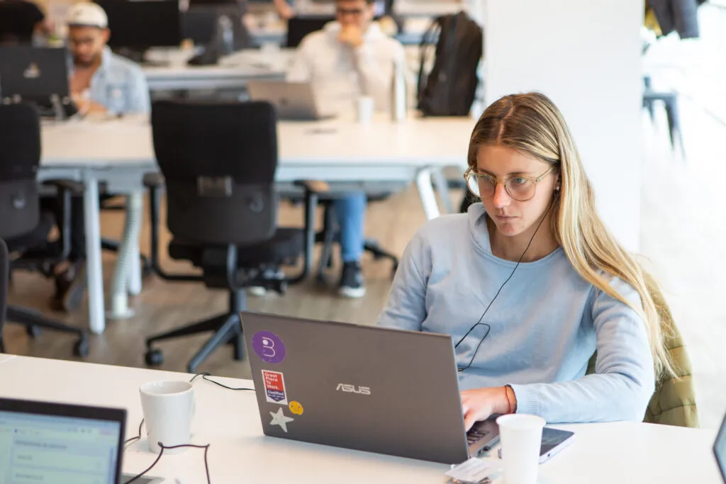 Android engineer from LATAM working at the office.