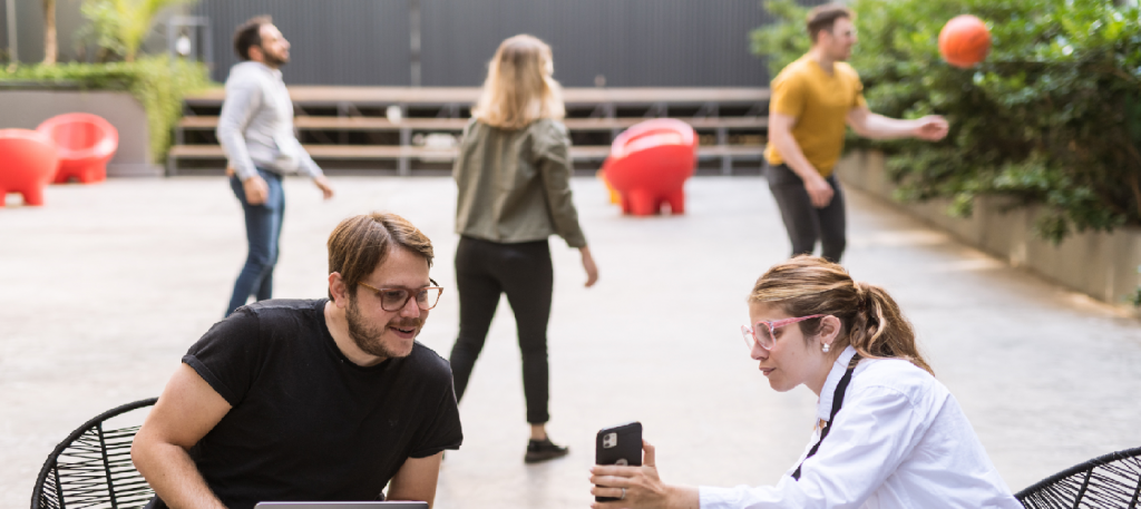 BEONers talk about work in a cool setting, demonstrating the democratic leadership style in software development put into practice