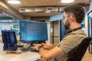 EOR vs Traditional Hiring Models: Strategic Guide for Global Tech Expansion